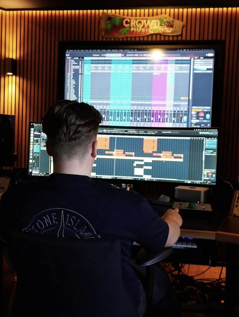B-Proud aan het werk in de studio bij Crowd Music