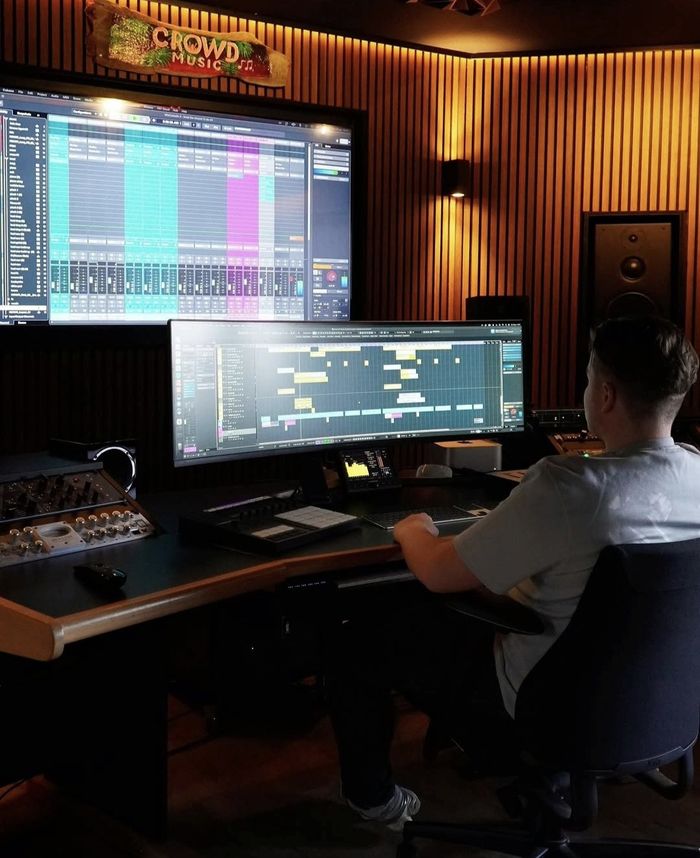 B-Proud in de studio, achter de mixdesk